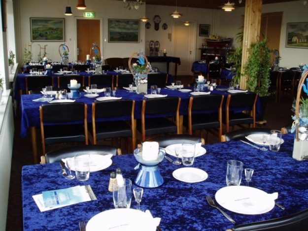 Pejsestuen - er kroens næststørste lokale, her holdes de lidt mindre fester. Lokalet kan rumme ca. 50 personer.